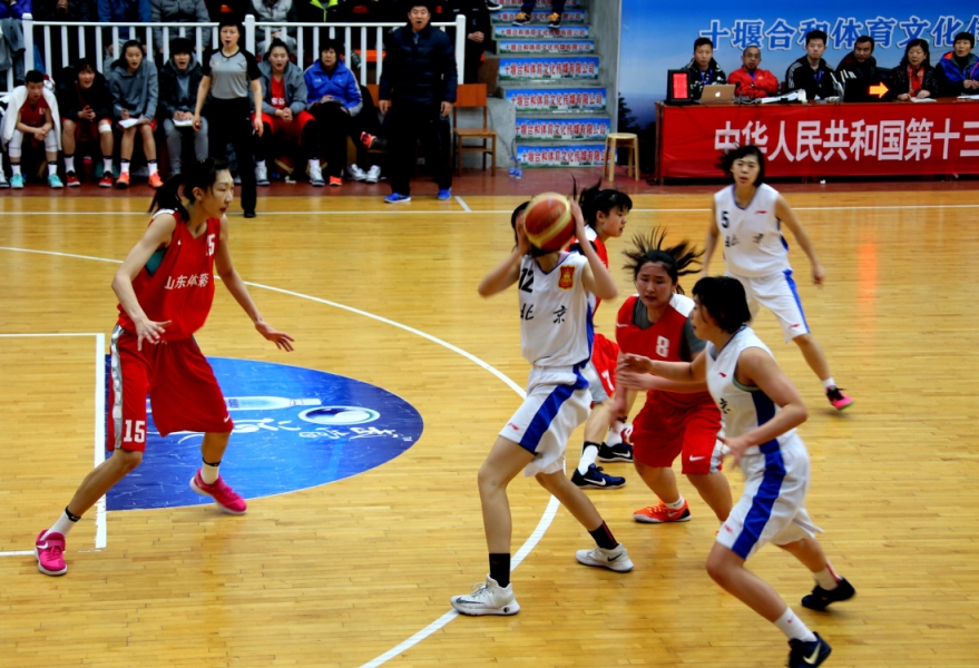 体育产业蓬勃发展，篮球运动持续受欢迎