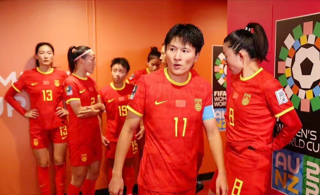 女足球员坚持训练，谱写属于她们的传奇