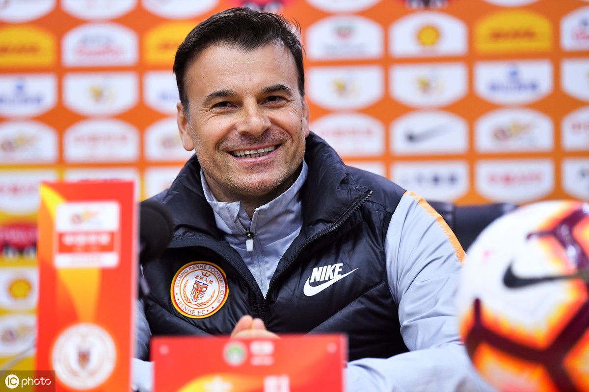 球队老将接受新合约，战术合作多改进成为赛季焦点的简单介绍