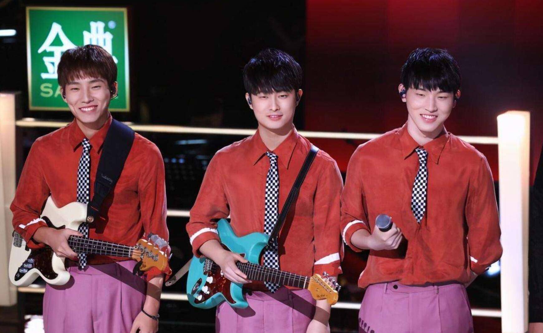 关于钱伯兰点球大胜对手，球队整体实力明显胜出的信息