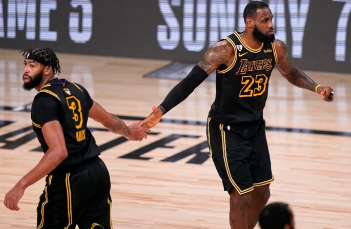 北京战队客场告捷，湖人队势如破竹