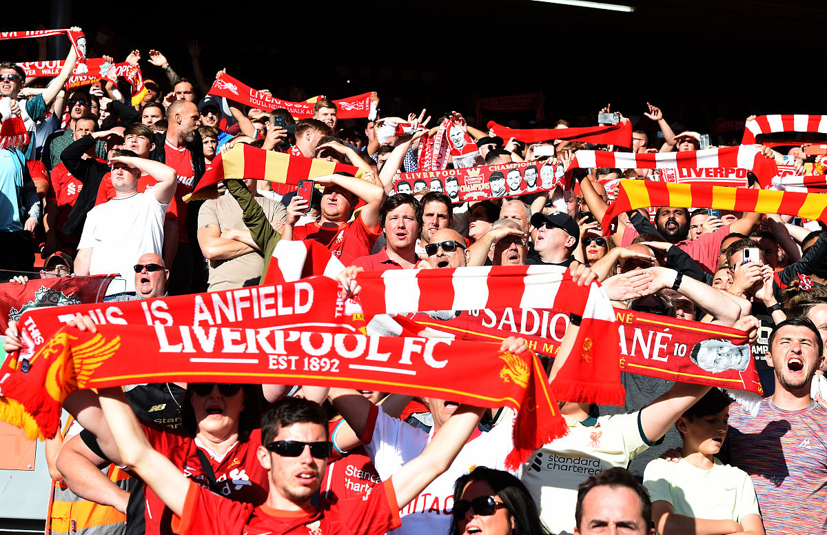 红色队与绿色队在比赛场上展开激战