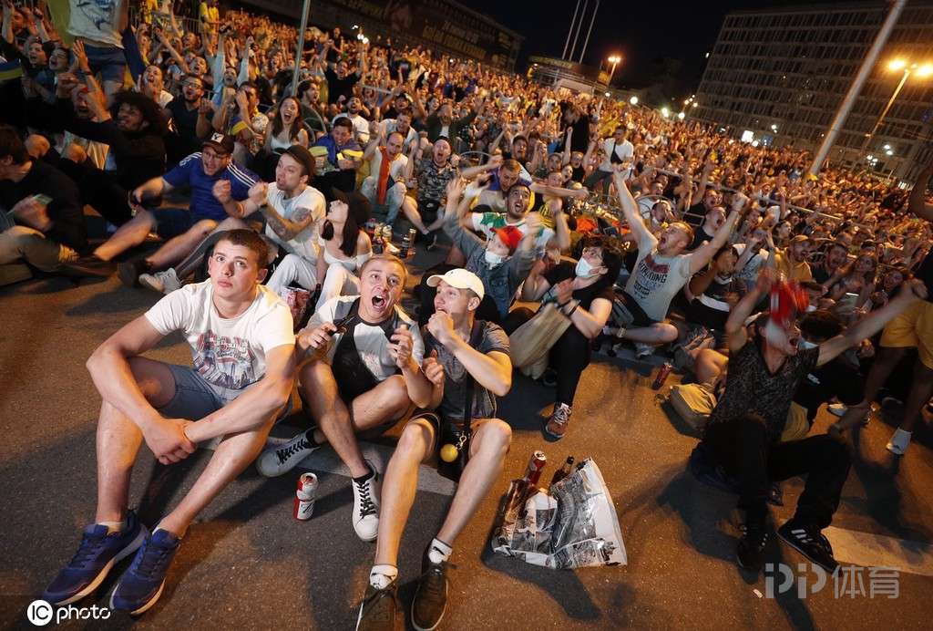 英格兰轻取乌克兰，提前晋级八强