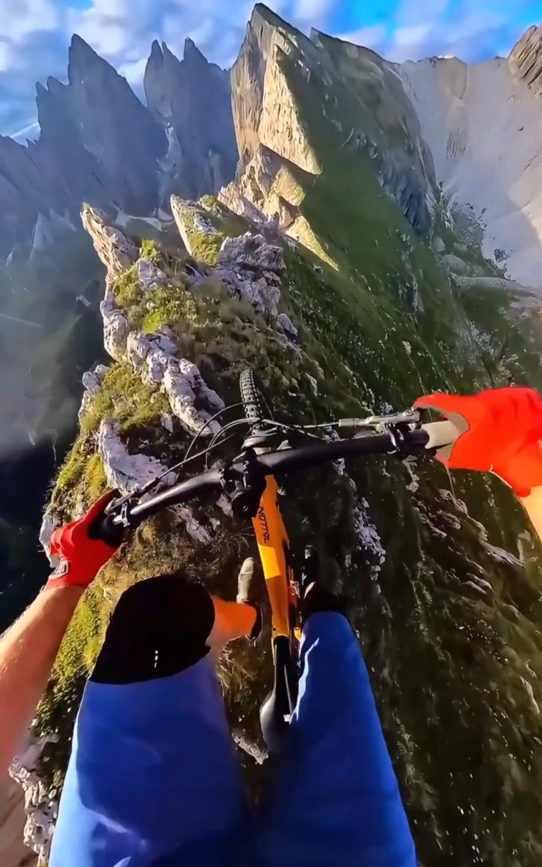 挑战极限：意大利和荷兰自行车选手比拼速度