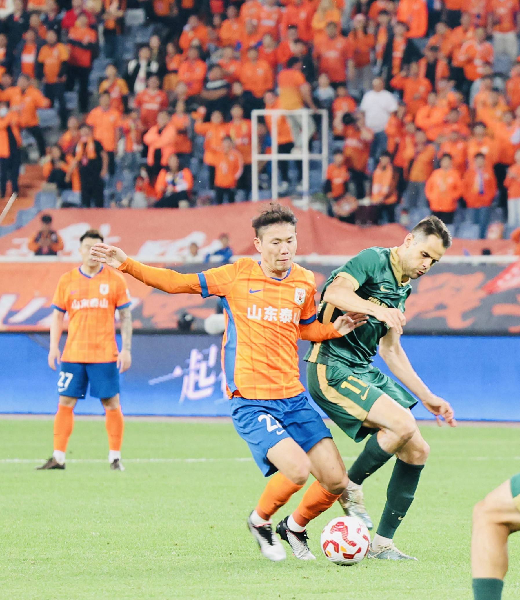 包含铁血硬汉带领球队奋勇拼搏获胜的词条