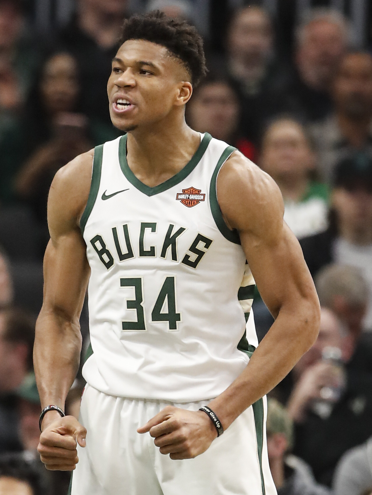 雄鹿球星安特托昆博因腿伤再度缺席比赛，队友需挺身而出