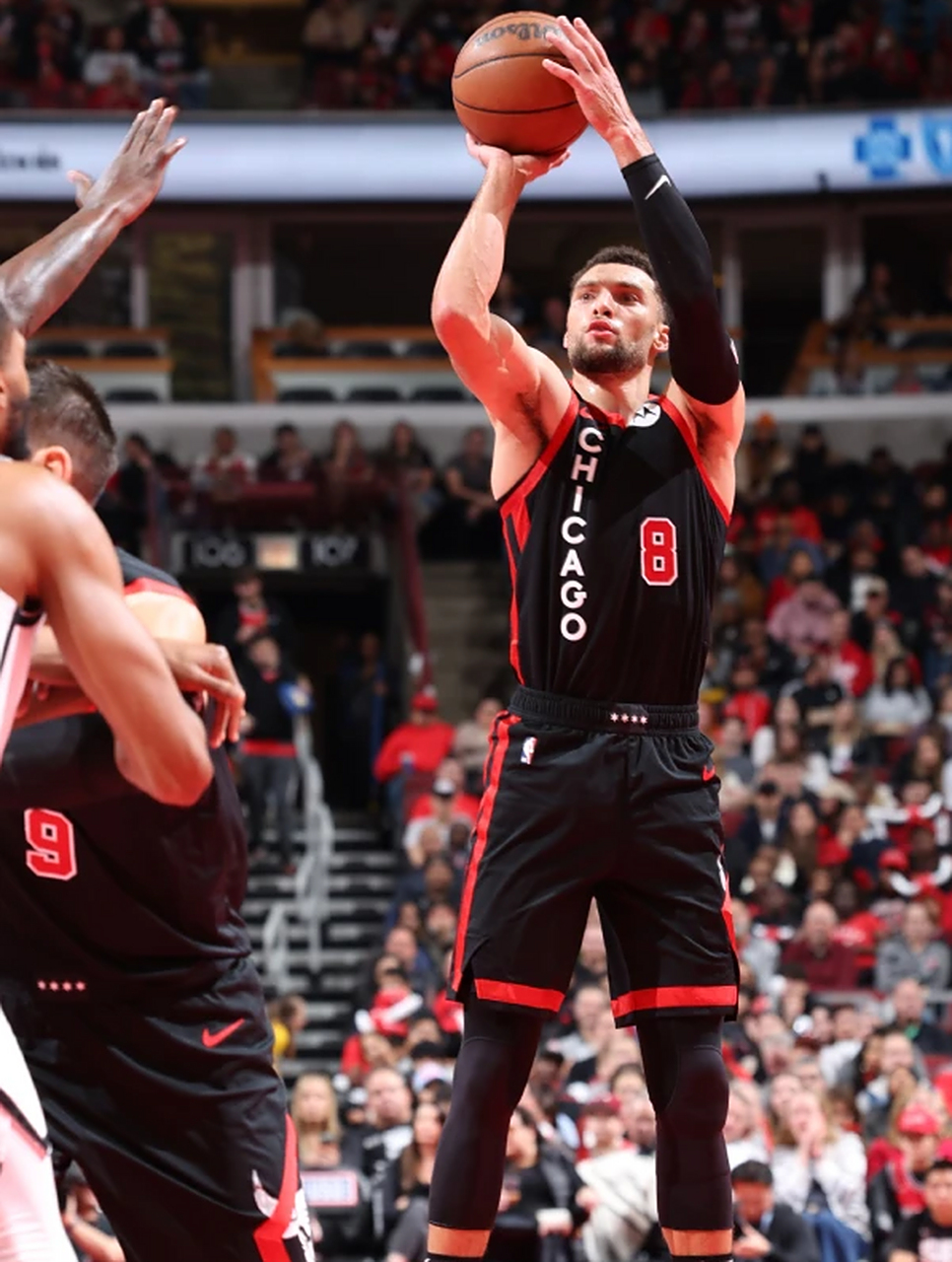 公牛客场击败篮网，拉文得分破30分