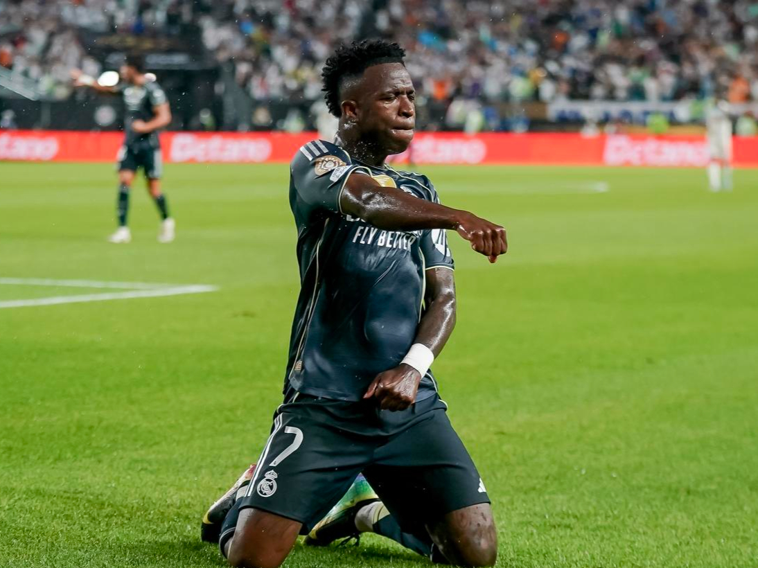 萨尔茨堡红牛士气爆棚，全队庆祝连胜